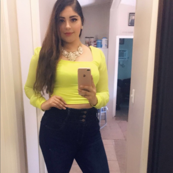 Meet your Posher, Yecenia - Picture 2 of 2